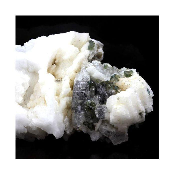 Pierres et Minéraux. Beryllonite, Fluorapatite, Albite. 626.5 ct. Linópolis, Minas Gerais, Brésil.