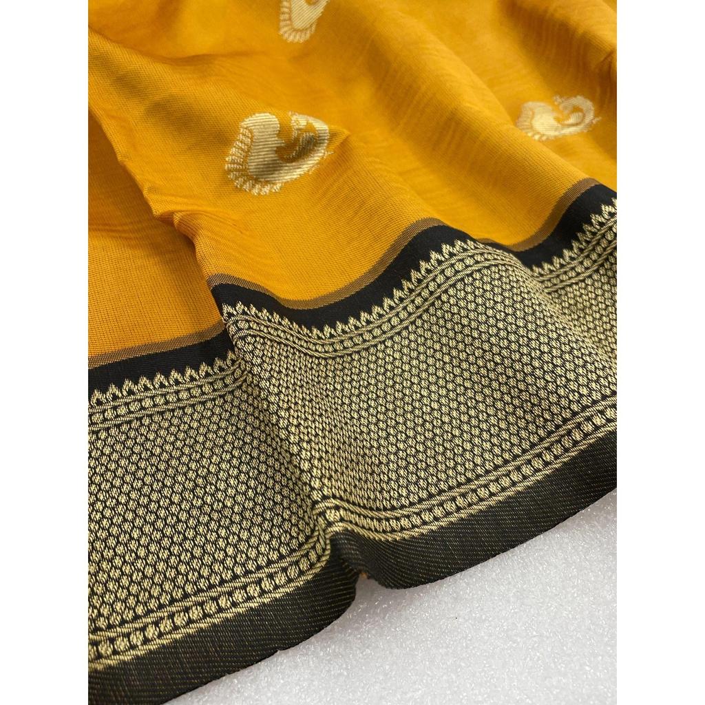 Jedwabne Saree ze sklepu ALMAARI ozdobione jest piękną pracą Zari w formie tradycyjnych motywów.