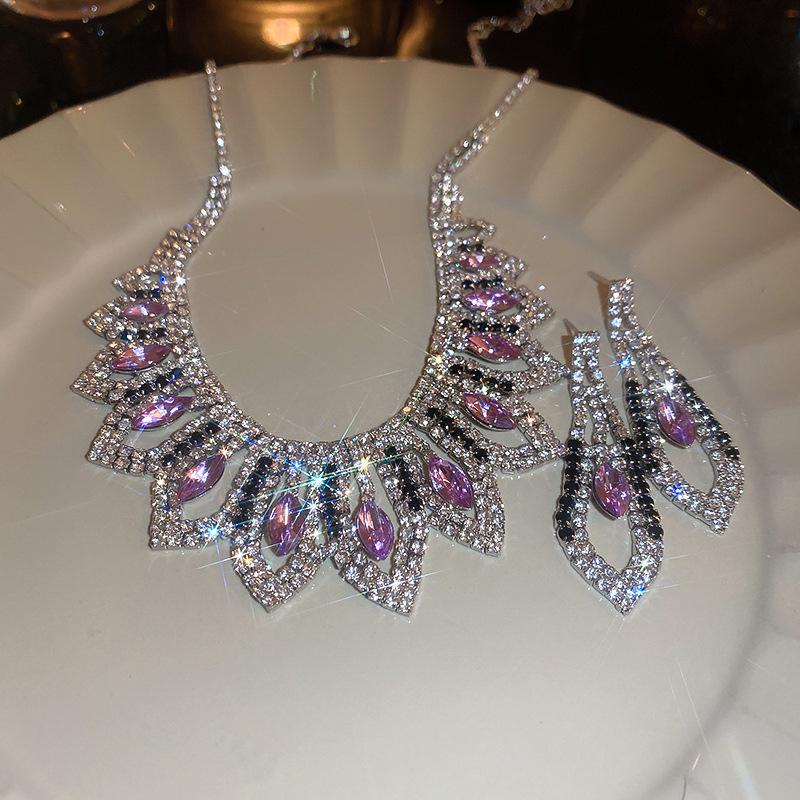 Elegante mit Diamanten besetzte Halskette & Schmuckset für Damen - High-End, vielseitig, super funkelnde Luxus-Schlüsselbein-Accessoires