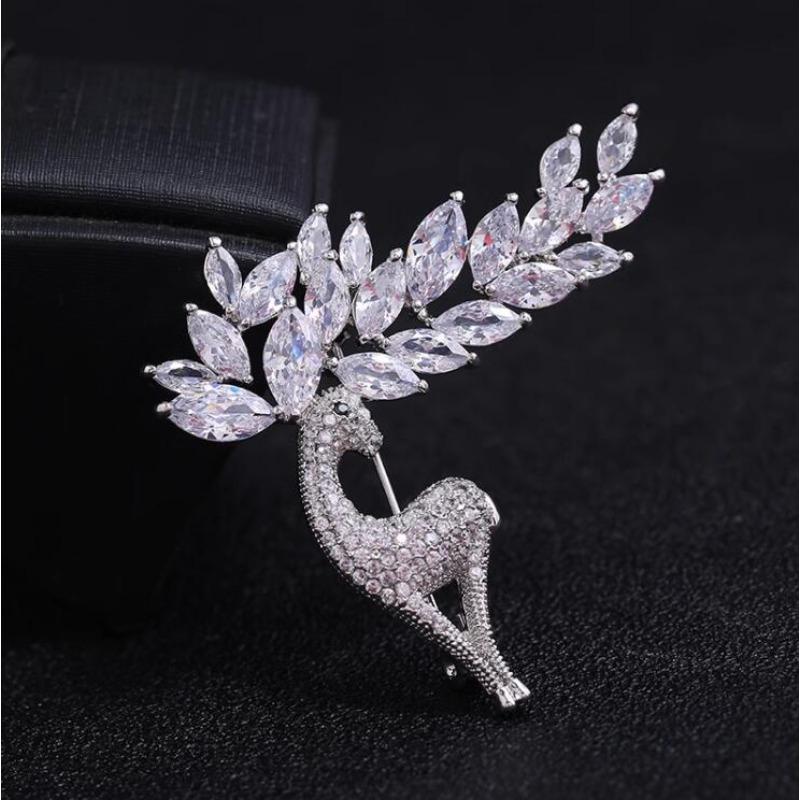 Crystal Animal Brooch Sika Deer Exquisite Super Shiny Jacket Coat Corsage Elk Pin with Accessories Women