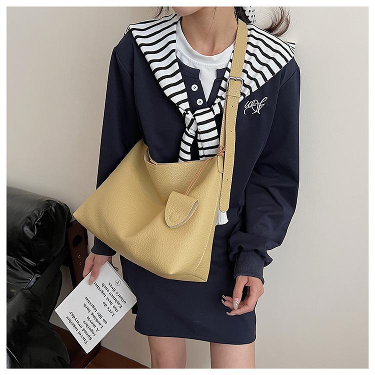 Large capacity bag women's new trendy shoulder bag fashionable women's bag high-end sense work commuter messenger bag