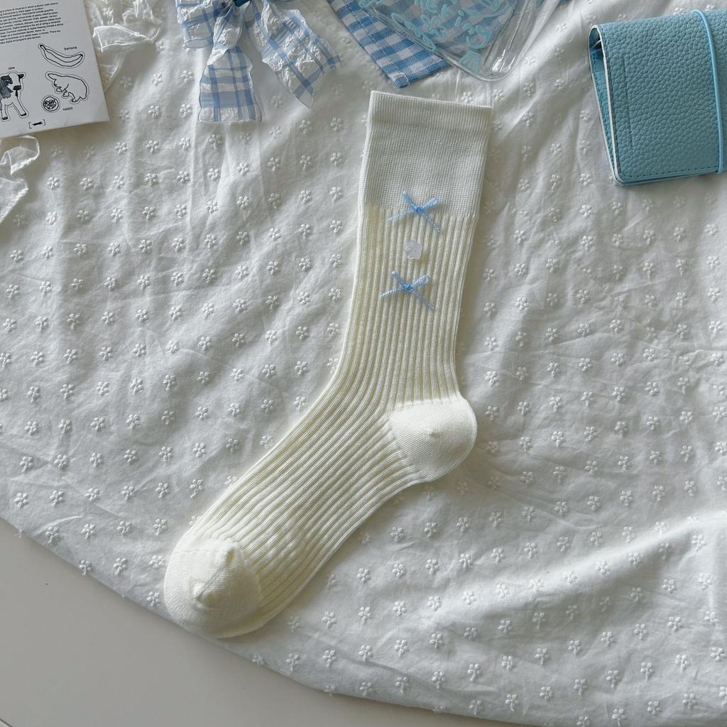 Thin Ballet Style Socks With Solid Color Buttons And Bows Tied With Gray Mid-Tube Piles Of Socks