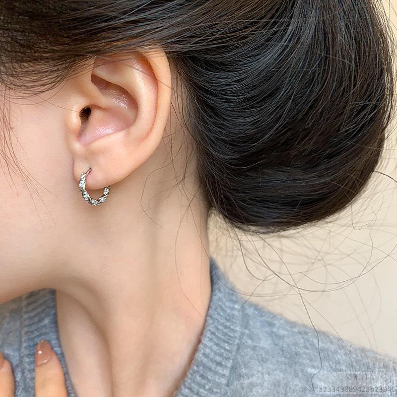 Elegant Twisted Copper Zircon Ear Cuffs: Light Luxury High-End Hoops, 2025 New Design.