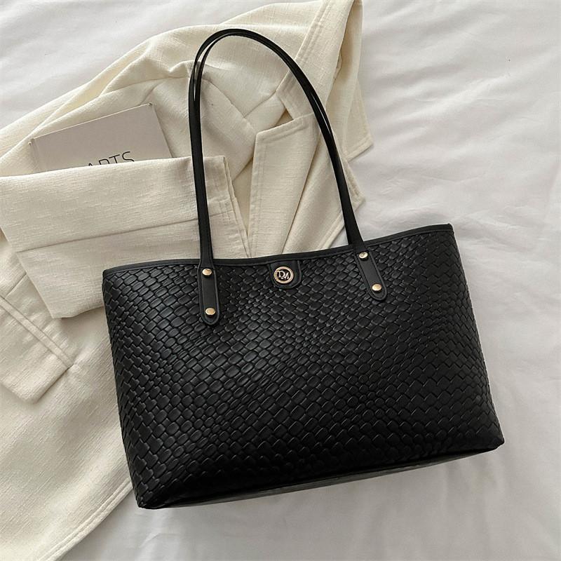

2024 Street Fashion Pu Shoulder Bag With Stylish Stitching