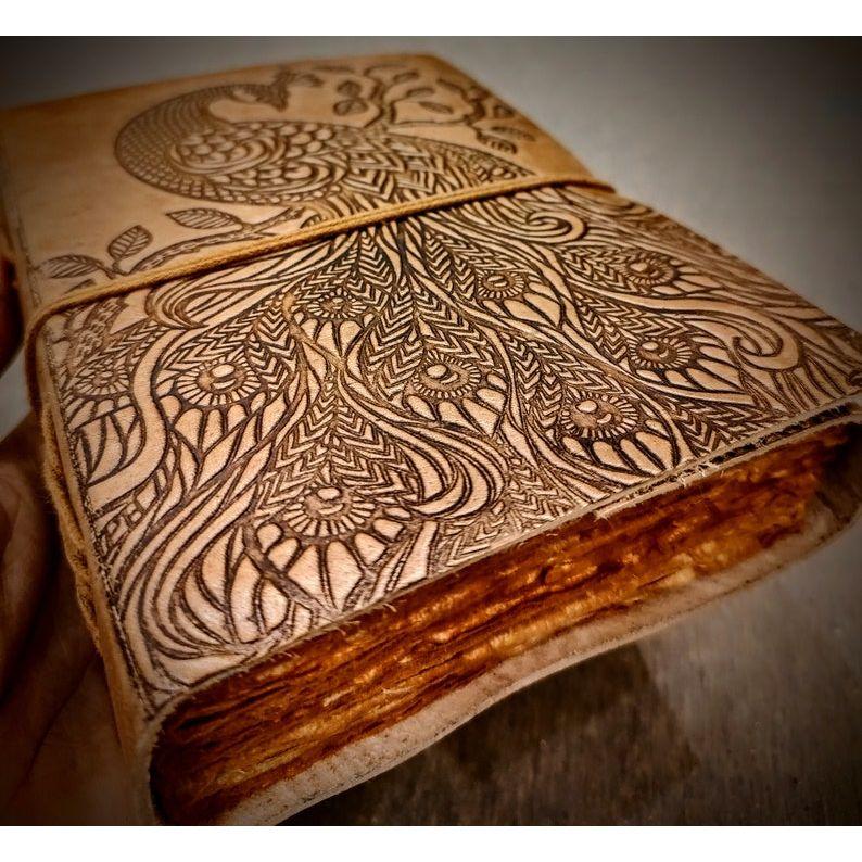 Wunderschönes Pfau-geprägtes Handgefertigtes Ledergebundenes Genähtes Journal - Nachfüllbare Baumwolle Recyceltes Vintage-Stil Seite, Geburtstagsgeschenk für Kinder