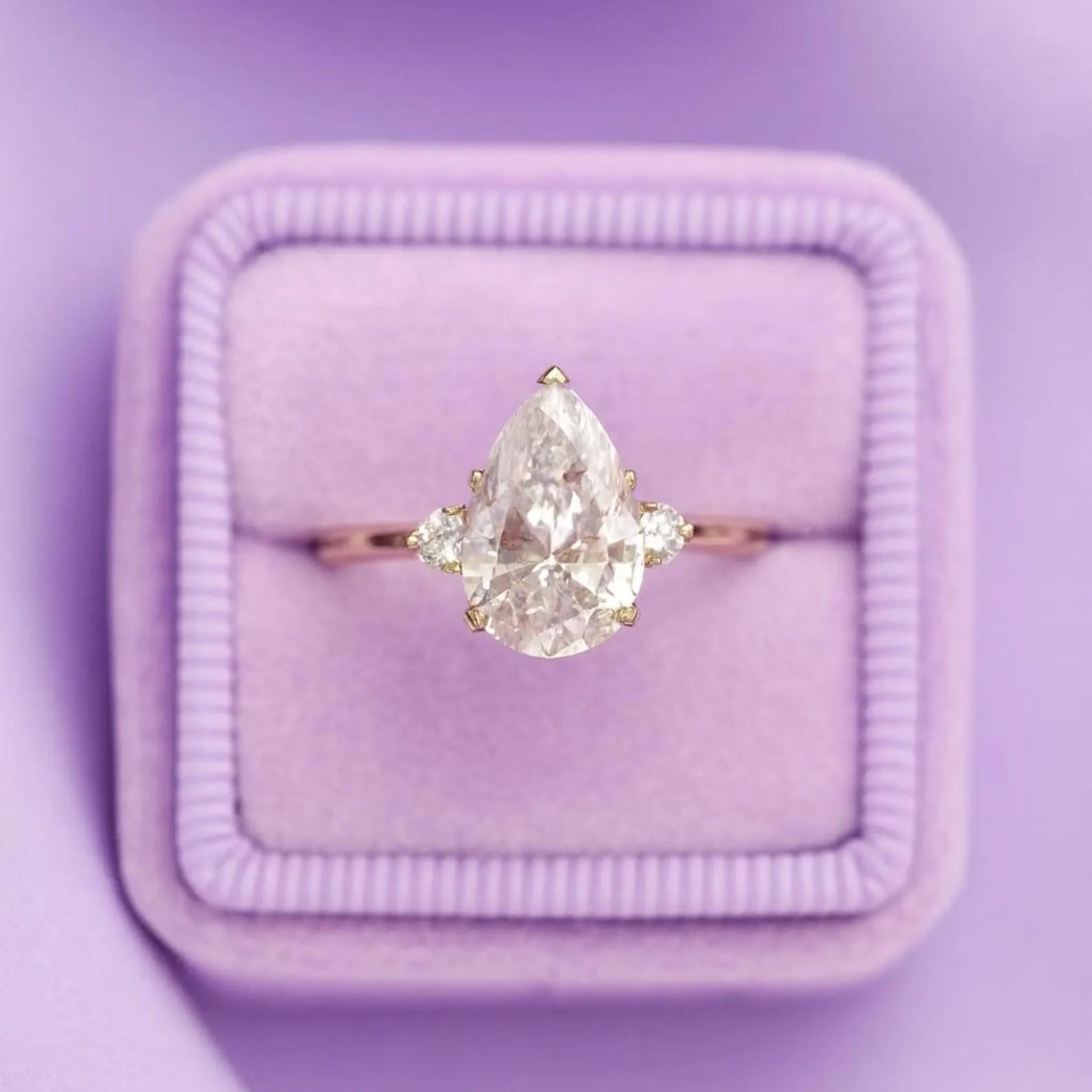 

Помолвочное кольцо с грушевидным кубическим цирконием 1,50 карата: Свадебное кольцо с тремя камнями с покрытием из розового золота: Украшения в стиле ар-деко для невесты в подарок для нее Q розовый