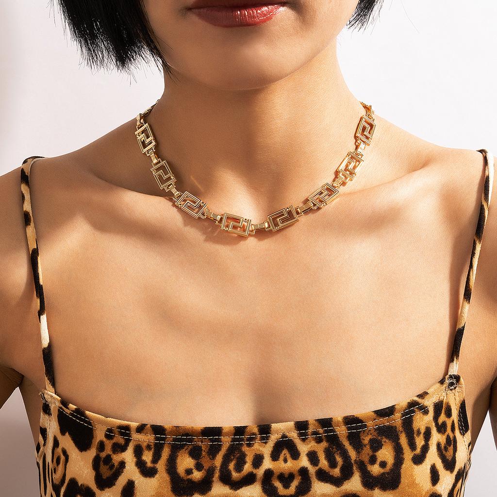 Labyrinth Single-layer Neck Chain Necklace, Retro Exaggerated Gold Paper Pattern Short Collarbone Chain
