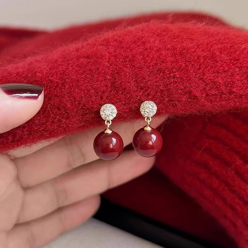 

Simple Yet Elegant Pearl Earrings with A Touch of Sophistication. Luxurious Yet Niche, Featuring Tiny Inlaid Zirconia Stones. Ear acupuncture красный