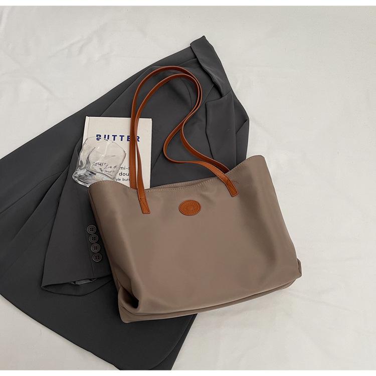 

Casual women s bag shoulder bag 2025 autumn new large-capacity tote bag wind handbag commuting class коричневый