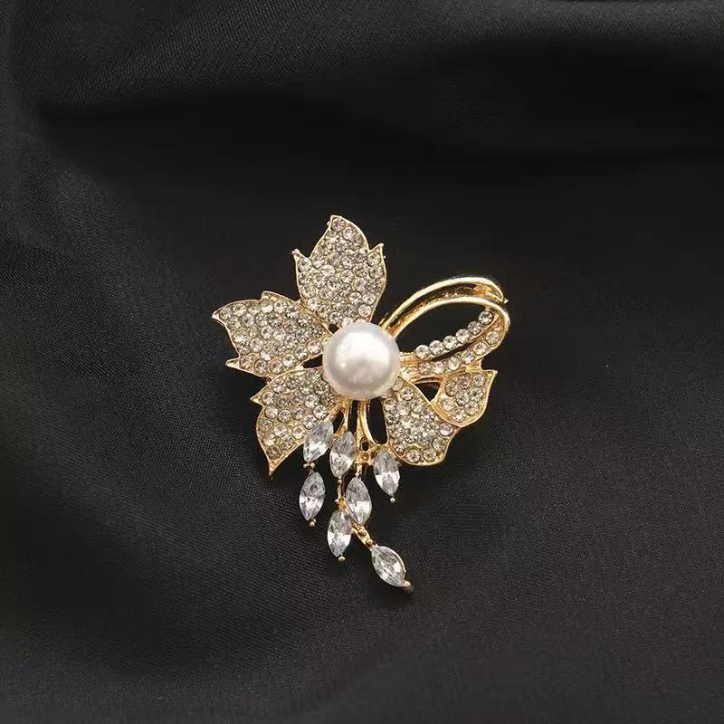 

Korean version of fashion temperament brooch women s rhinestone silk scarf buckle anti-light buckle crystal brooch pin pearl jewelry accessories