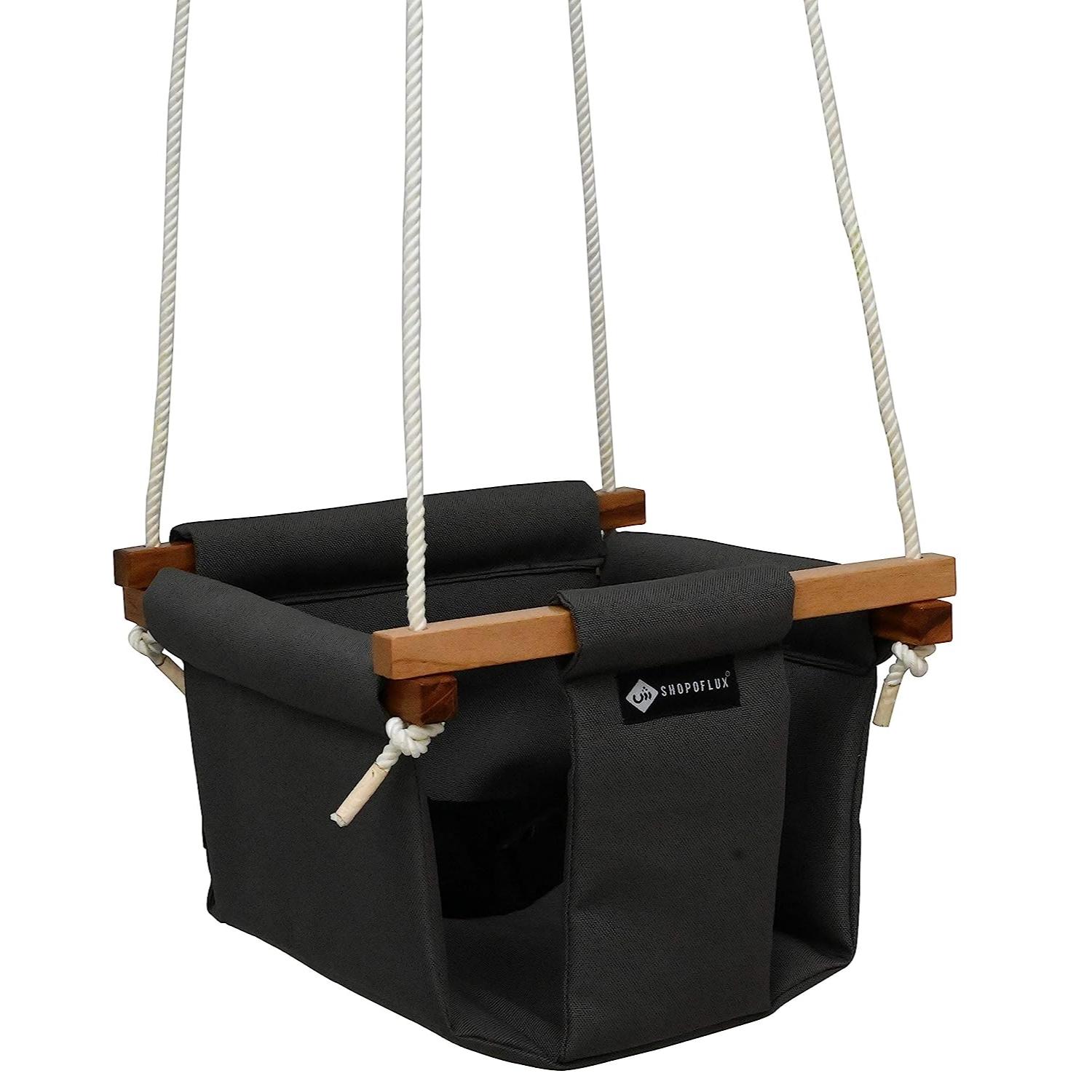 

Качели для детей, Детские качели, висящие в помещении на открытом воздухе.