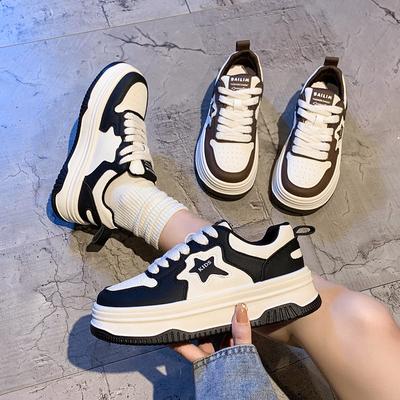 Super fogo sapatos brancos pequenos femininos 2025 novo primavera e outono sola grossa sapatos versáteis preto e branco estrelas sapatos panda ins moda