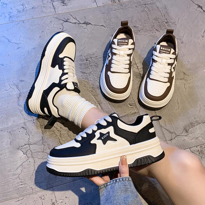 Super angesagte kleine weiße Schuhe für Damen 2025 neu Frühling und Herbst dicke Sohle Schuhe vielseitige schwarz-weiße Sterne Panda Schuhe ins Tide