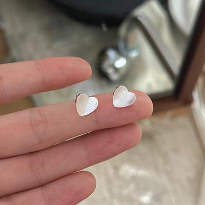 Brincos de pino escovados Love Femininos Simples Ins Vento Frio Brincos de coração Outono e Inverno