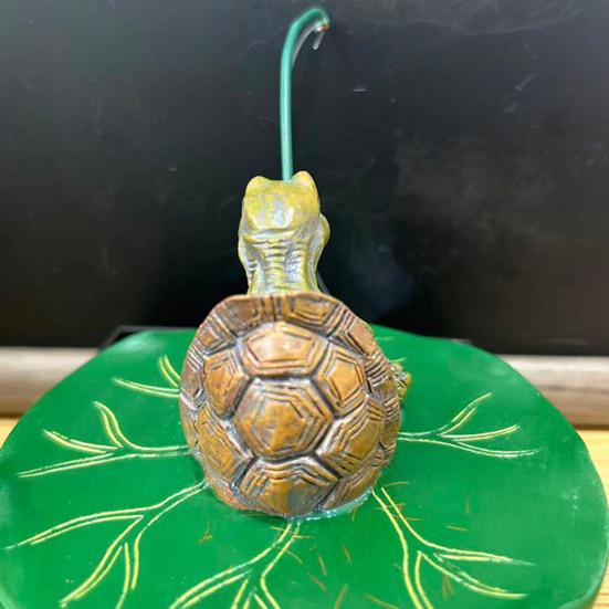 Figura de Tortuga Pescadora Tortuga Pequeña Linda sobre Hoja de Loto Escultura de Resina para Acuario Patio Piscina Estanque Decoración de Jardín Exterior