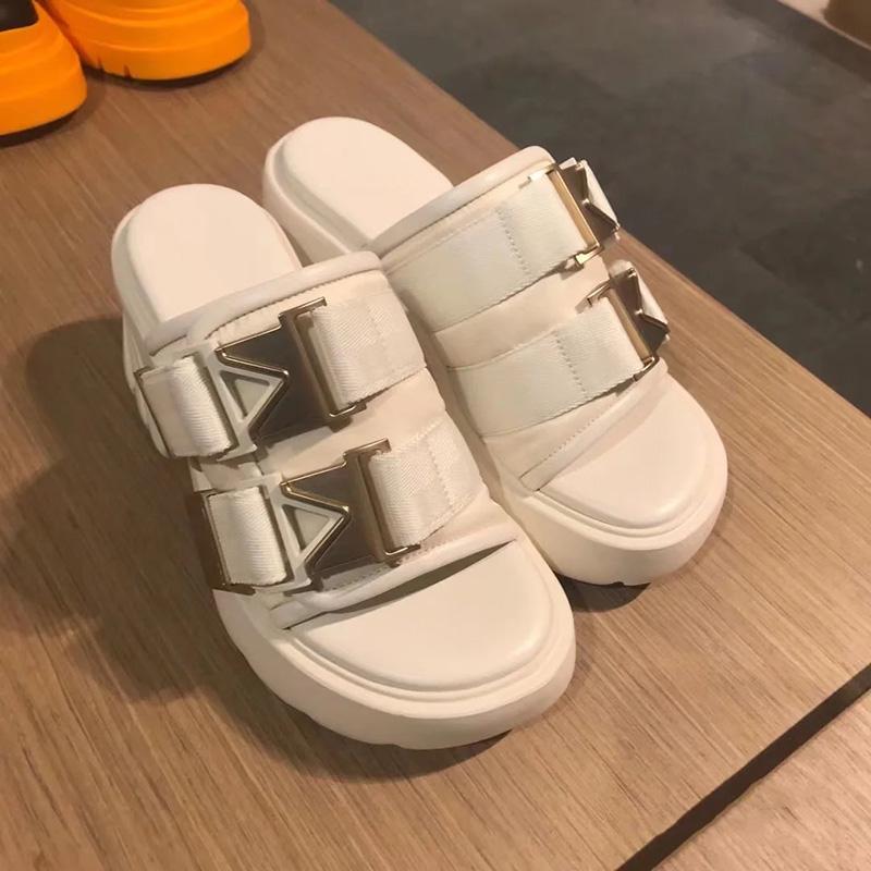 Nová platforma Pantofle Sandály Žena Kov Pantofle s tlustou podrážkou Ženy Robustní Skluzavky Léto Neformální Plážové Skluzavky Zapatos Mujer