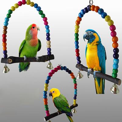 Hölzernes hängendes Schaukelspielzeug, bunte Perlen, Sitzstangenständer, Vogelzubehör mit Glocken für Papageien, Eichhörnchen