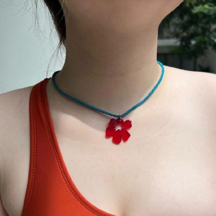 Nieregularny Kwiatowy Wisiorek Naszyjnik Choker Modny Akrylowy Łańcuszek na Obojczyk Biżuteria