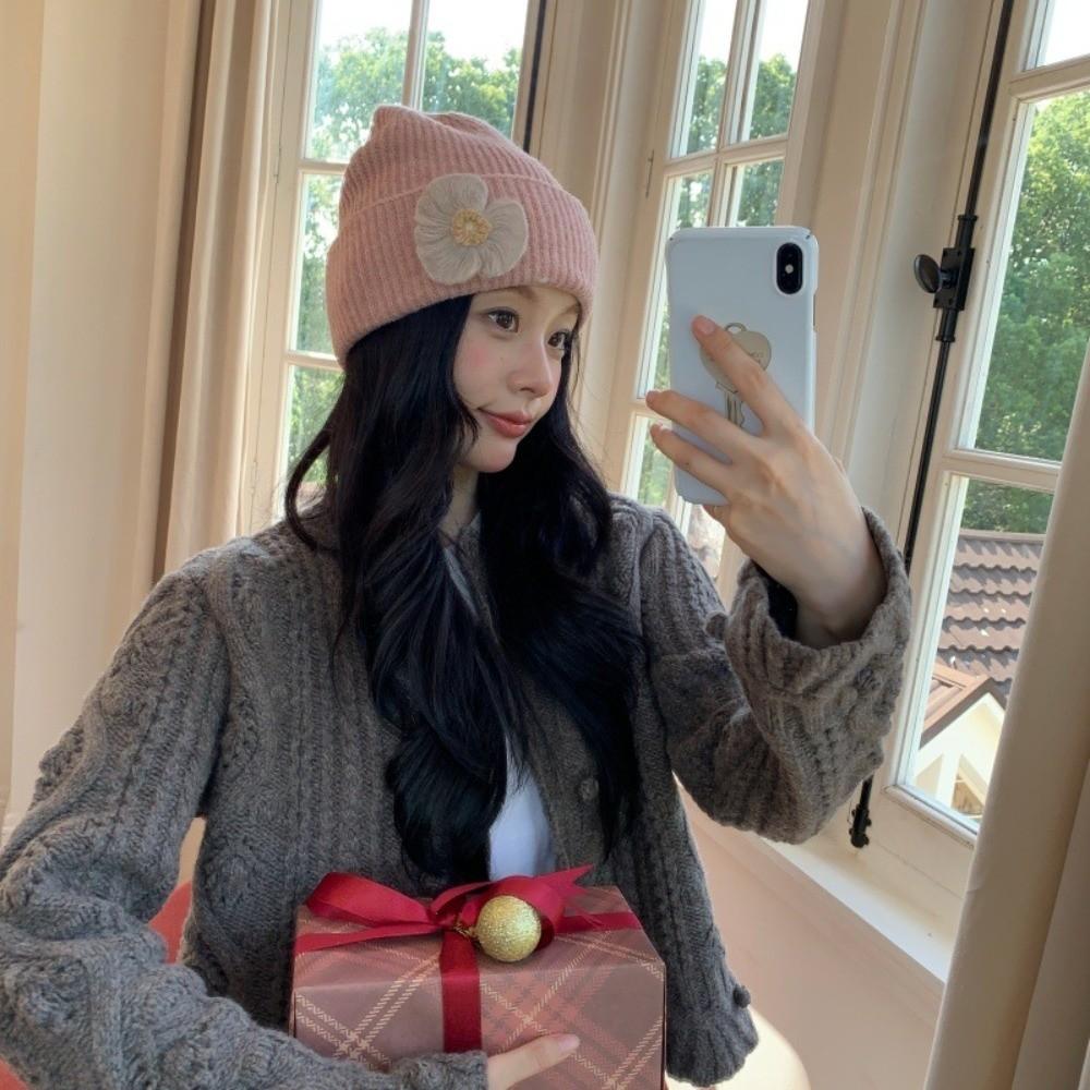 Polyester Floral Knitted Beanie Hat 56cm-58cm Circumference Handmade Beanie Outdoor Wear