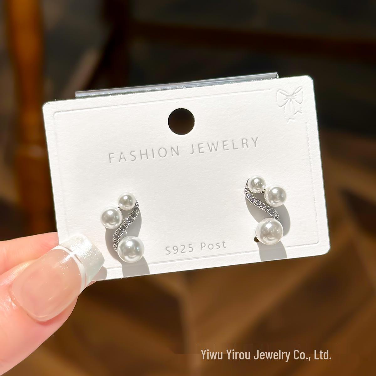 

Exquisite S925 Silver Freshwater Pearl Earrings with Micro-Paved Zircon, Versatile and Eye-Catching for Daily Wear