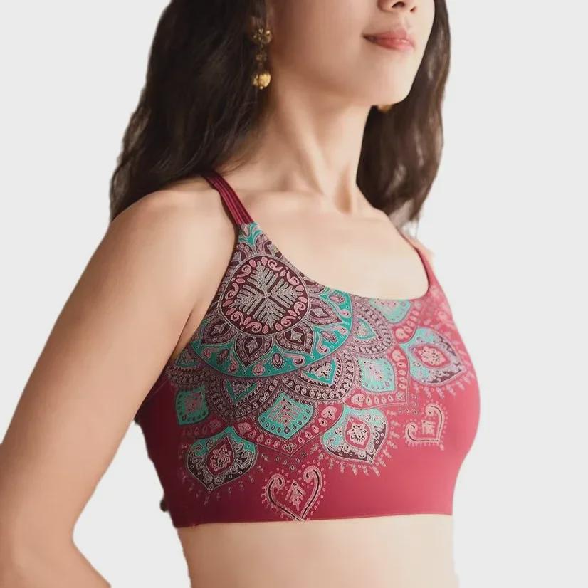 Conjunto de sujetador deportivo y pantalones de fitness con chaleco de yoga y flor de mandala