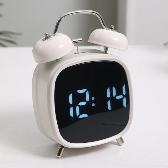 Liten digital vekkerklokke med LED-display Stor skjerm Snoozefunksjon Justerbar Batteridrevet Skrivebordsklokke