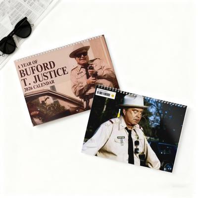 Şerif Buford 2026 Masa Takvimi Smokey & Bandit Temalı Vintage Film Sanatı Aylık Düzenlerle Komik Nostaljik Masa Takvimi Ofis Dekorasyonu Hediye