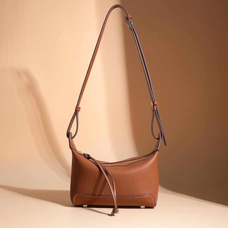 2024 New Trendy Dumpling Bag Crossbody Bag with Lychee Pattern, Versatile Fashionable Casual Women's Bag with a Luxurious and Sophisticated Feel