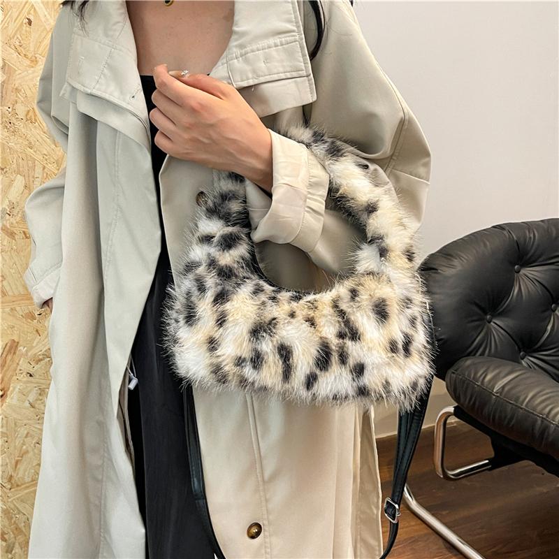 Winter Faux Fur Shoulder Bag for Women Trendy Fuzzy Handbags Plush Crossbody Bag Fluffy Tote Bag Furry Handle Mobile Phone Bag