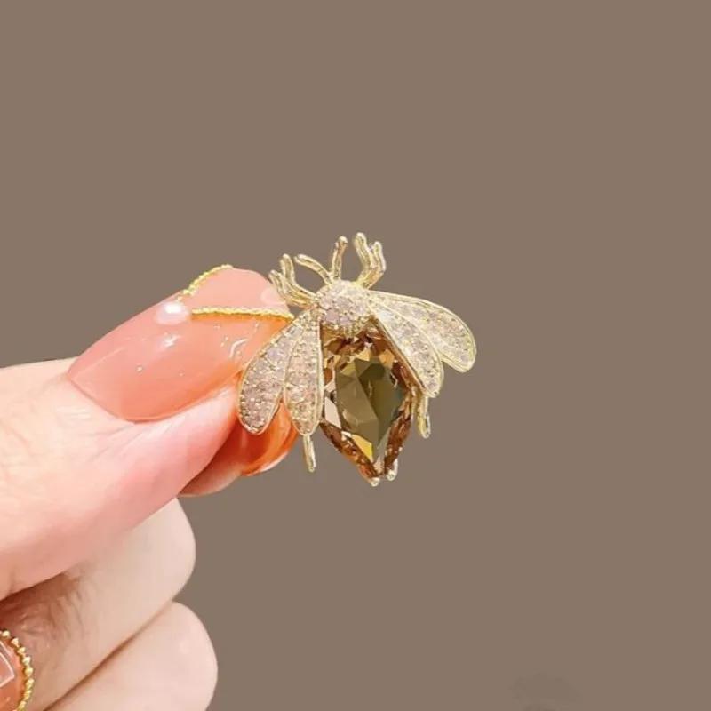 Personality Trendy Animals Bee Wings Brooches for Women Charm Gold Color Crystal Pins Anti-slip Button Backpack Suit Accessories