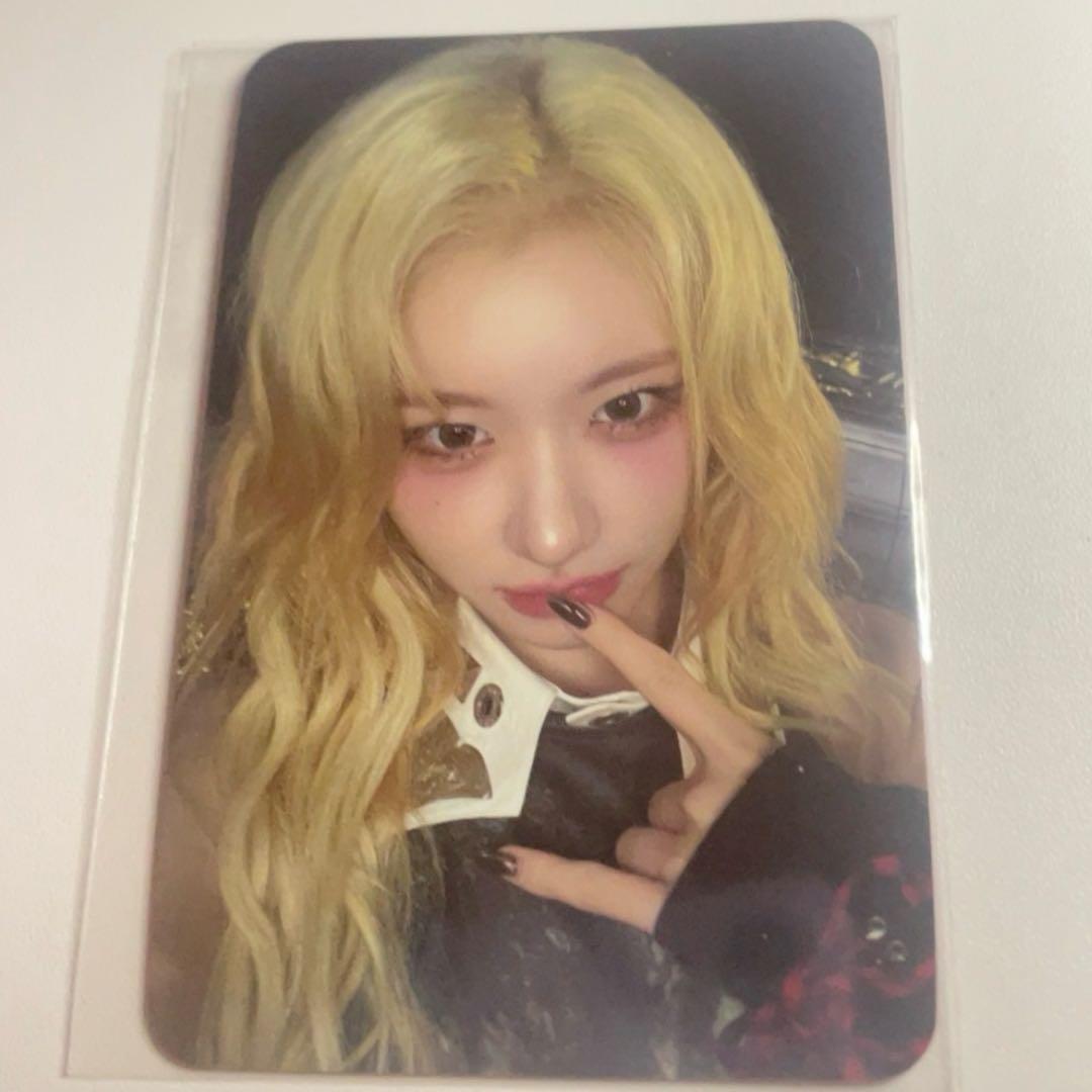 

[USED] itzy Chaeryun GOLD Aladin Limited Pre-order Bonus Trading Card