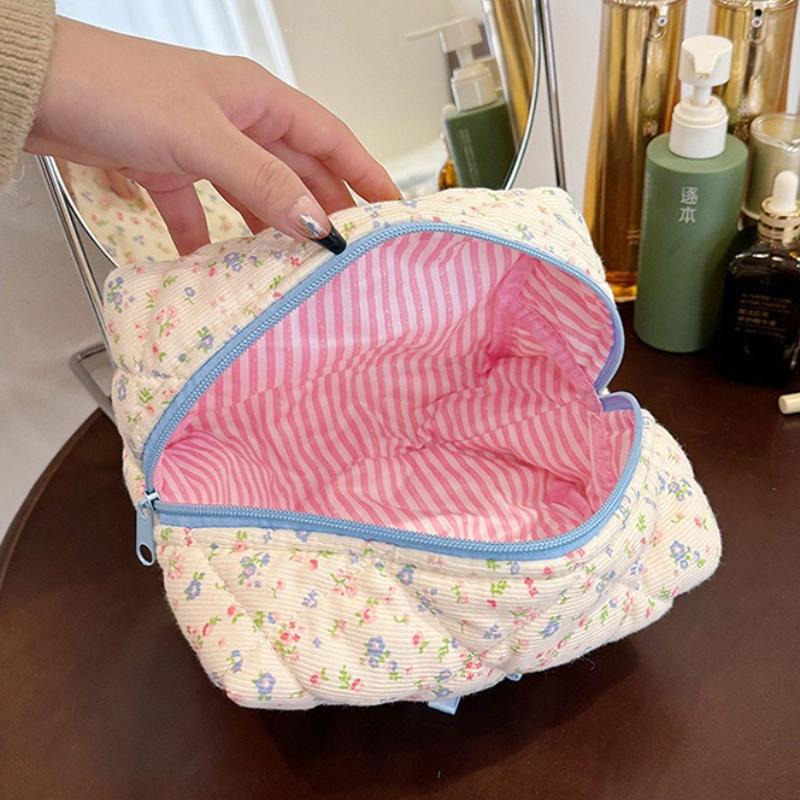 Modische gesteppte Make-up-Aufbewahrungstasche mit Blumenmuster Tragbarer Reise-Organizer Kosmetiktasche Niedliche Make-up-Kupplungstasche