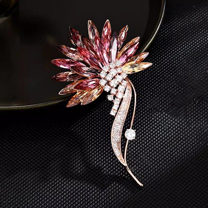 High-end and Elegant Gradient Crystal Brooch, Light Luxury and High-end Style Flower Pin