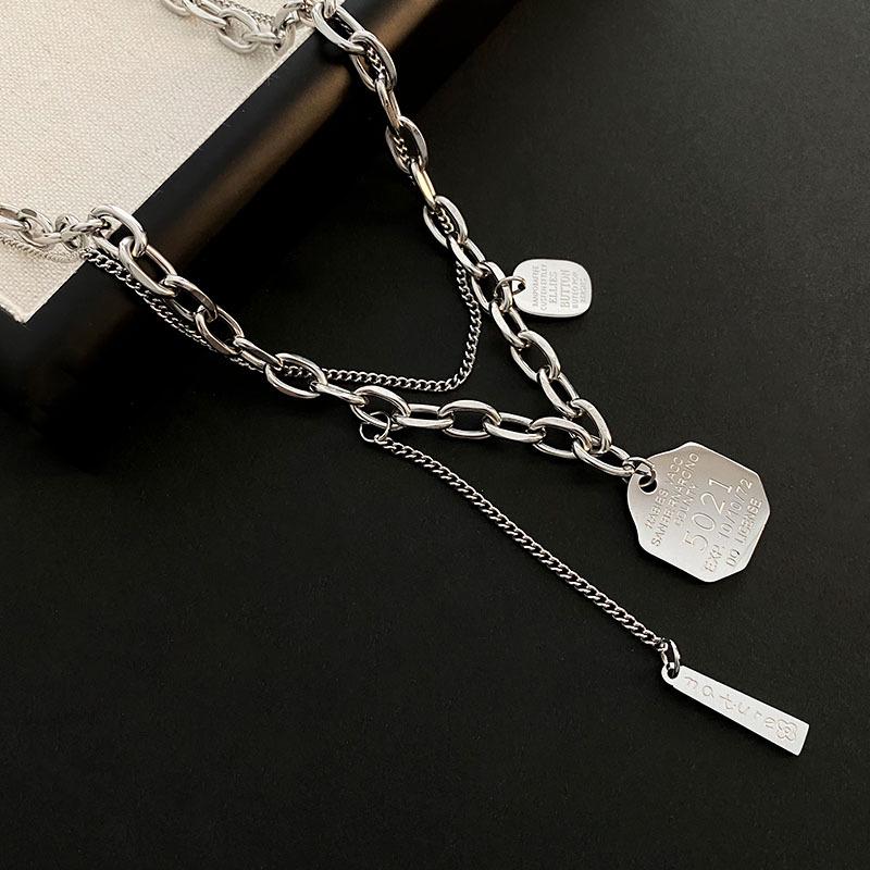 

Минималистичная титановая ключичная цепочка: Двухслойное, не выцветающее ожерелье с английской квадратной пластиной для женщин