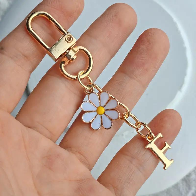Metal Daisy Letter Keychain Fashion A-Z 26 Letters Keyring Charms Mobile Phone Key Holders Bag Pendant Accessories Couple Gift