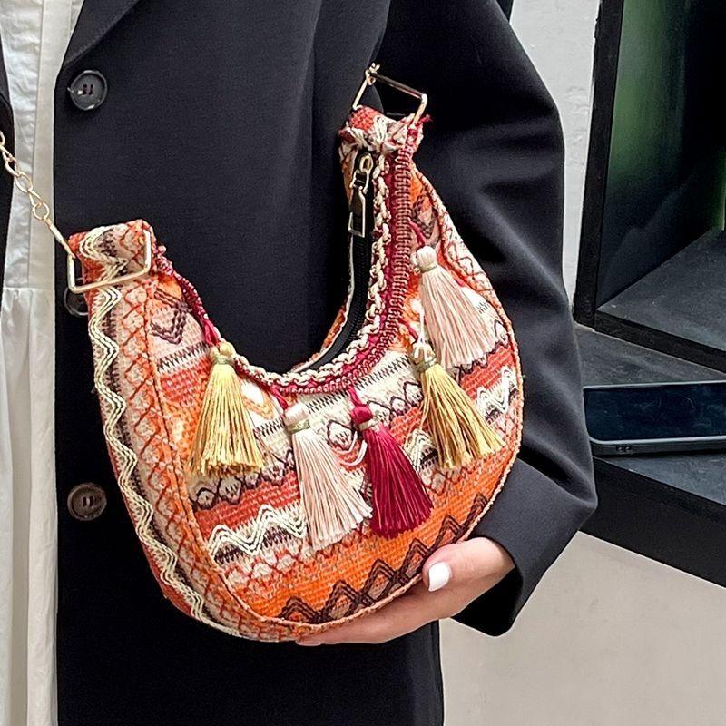 Жіноча сумка в етнічному стилі з китицями Модна та універсальна сумка кросбоді Популярна ланцюжкова сумка на плече у формі півмісяця