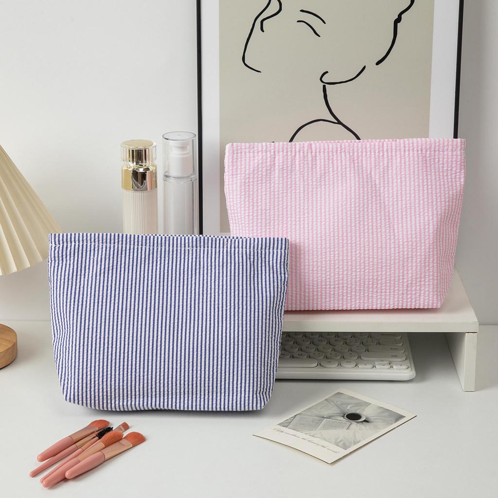 Modern Striped Polyester Toiletry Bag With Breathable Design For Travel And Daily Use