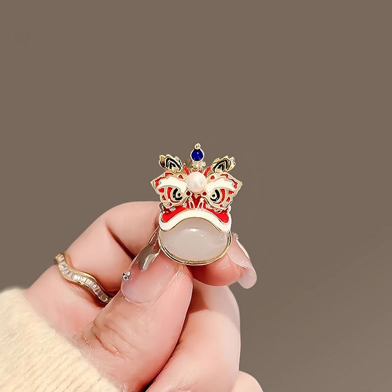 

Винтажная брошь в китайском стиле «Танец льва», изысканная брошь в виде мультяшного танца льва, универсальный блестящий корсаж, аксессуары для одежды, подарки белый