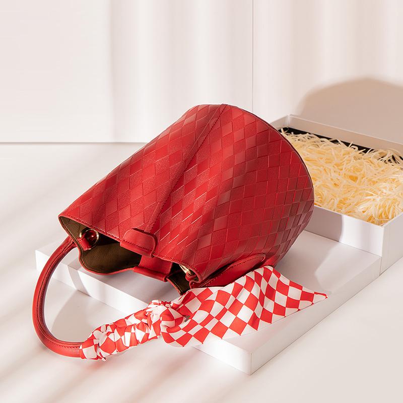 Large Capacity Bucket Bag 2025 New High-end Niche Design Red Bridal Wedding Bag Women's Spring and Summer Versatile