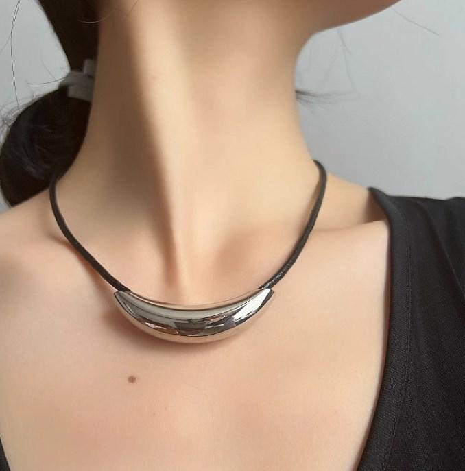 Elegante Halskette Choker aus gebogenem Titanstahlrohr - Elegant, nicht verblassend, vielseitiges Accessoire