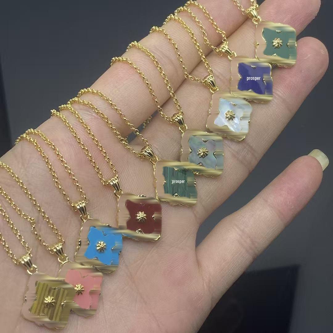 

Ожерелье Buccellati из матового тигрового глаза в виде четырехлистного клевера с вращающимся бриллиантом Gold