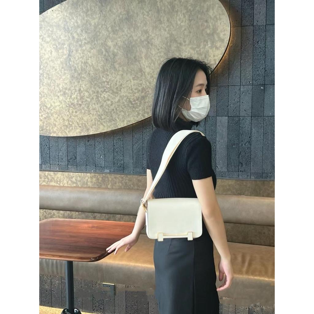 2025 New wide strap geta clog bag leather women's bag commuting versatile one-shoulder crossbody stewardess bag small square bag