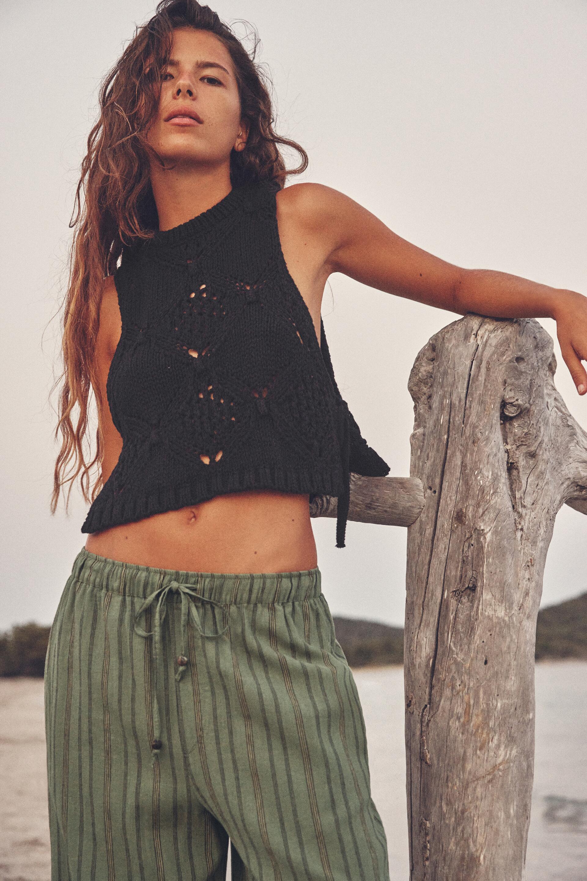 

ВЯЗАННЫЙ ТОП С БОКОВЫМИ УЗЛАМИ