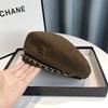 Vintage wełniany beret z łańcuszkiem i ozdobą 'B' dla kobiet