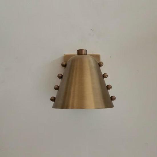 

Настінний бра ручної роботи в стилі середини століття з латуні у формі конуса з акцентами-заклепками – Сміливий дизайн