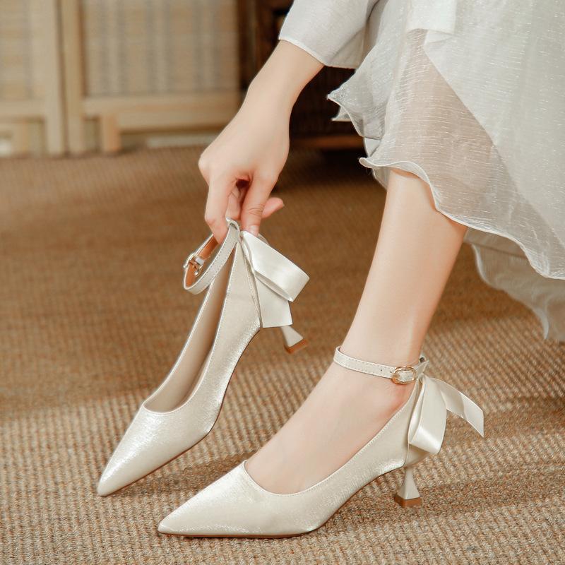 

One-word high heels women s stiletto 2025 new red Xiuhe wedding shoes white bridesmaid shoes French pointed single shoes 39