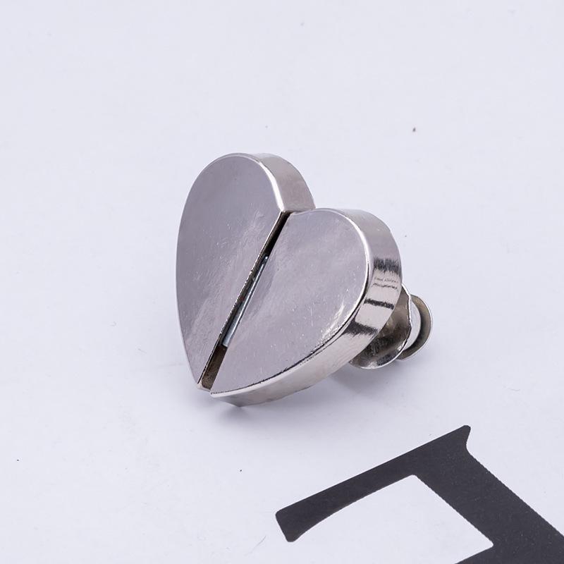 

Heart-Shaped Magnetic Curtain Tiebacks with Light-Blocking Metal Button Closure срібний