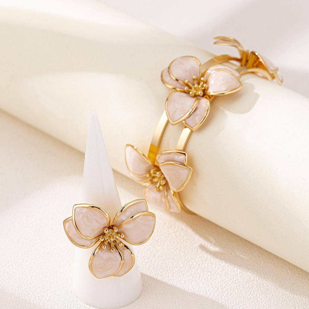 Elegancki zestaw bransoletek i pierścionków z kwiatami