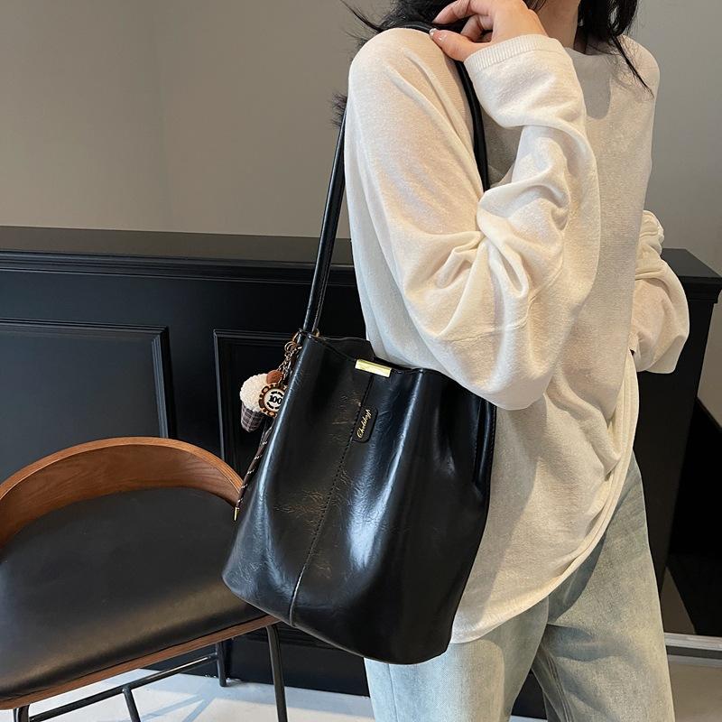 Trend 2025 New Winter Casual Fashion Bucket Retro Shoulder Bag Versatile Underarm Handbag