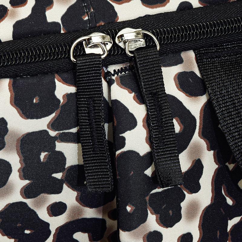 Rucksack mit Leopardenmuster, mehreren Taschen und verstellbaren Trägern